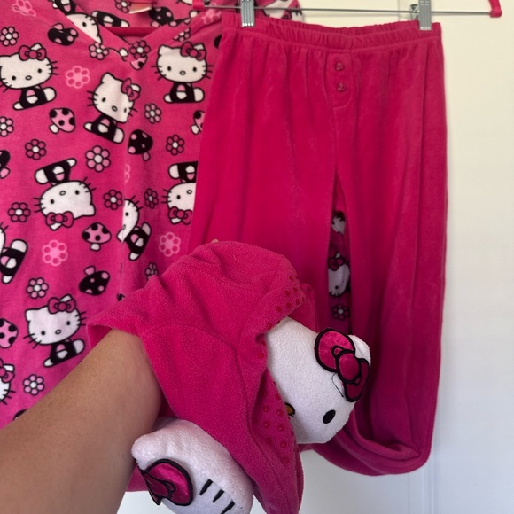 Hello Kitty Fleece Long Sleeve and Footed Pajama Set. Size small. - Picture 9 of 9